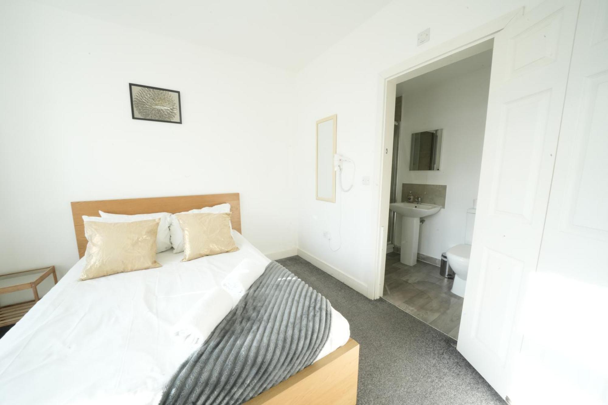 The Great Airport Place-Private Bedrooms With Private Bathroom-1 Bus To Heathrow Airport-5 Minutes By Car- Helpful Advice From Our Team Harmondsworth Exterior foto